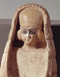 Kopf einer Statue von Ishtar, mit Kopfschmuck, aus dem Tempel von Ushtar in Mari, Syrien, 2800-2300 v. Chr.